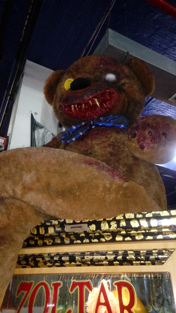Un oso de peluche en la tienda de magia Abracadabra sobre una máquina Zoltar